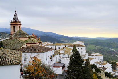 Vista de parte del caserío y del campanario de Santa María de la Mesa, en Zahara de La Sierra (Cádiz). 