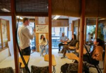 El sector para la autoestima: el comercio y el transporte van a la educación y la comunicación | Negocio