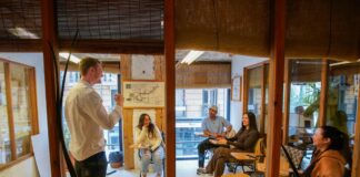 El sector para la autoestima: el comercio y el transporte van a la educación y la comunicación | Negocio