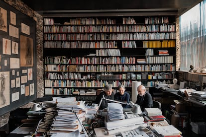 Rafael Aranda (izquierda), Carme Pigem y Ramon Vilalta, de RCR, en su estudio en Olot. 