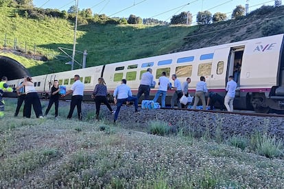 Los vecinos de Brasattas (Ciudad Real) ayudan a los pasajeros de un tren de aves afectados por la falla de energía.