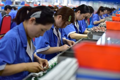 Trabajadores trabajan en una línea de producción de disyuntores en la ciudad de Fuyang, provincia de Anhui, China, el 15 de abril de 2025.