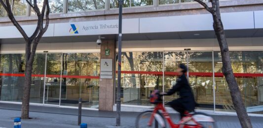 El Gobierno rectifica y elimina la obligación de que los desempleados presenten la declaración de la renta | Economía