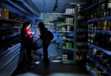 Los supermercados resistieron el apagón mejor que las tiendas de moda y los bares | Negocio