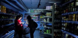 Los supermercados resistieron el apagón mejor que las tiendas de moda y los bares | Negocio