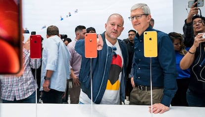 Jony Ive, entonces líder de diseño de Apple, junto con Tim Cook, CEO de la compañía, en una foto de 2019. 