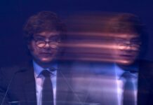 Milei quiere que los argentinos derreten los dólares del colchón | Opinión