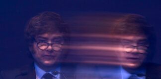 Milei quiere que los argentinos derreten los dólares del colchón | Opinión