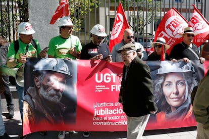 Manifestantes ante el Ministerio de Seguridad Social, este miércoles en Madrid.