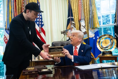 Donald Trump entrega a Elon Musk una llave dorada, este viernes en el Despacho Oval de la Casa Blanca.