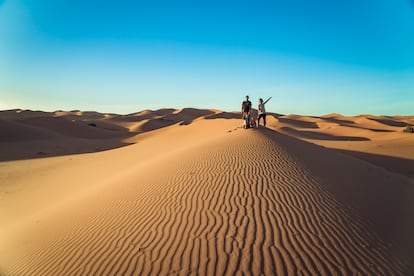 Rubén Señor, Lucía Sánchez y sus hijos en un desierto en Marruecos.