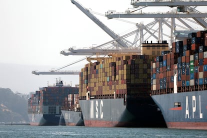 Buques portacontenedores en el puerto de Oakland, California, el 4 de junio. 