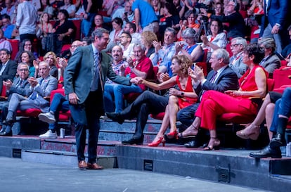 El presidente de la CEOE, Antonio Garamendi, saluda a la vicepresidenta primera y ministra de Hacienda, María Jesús Montero.