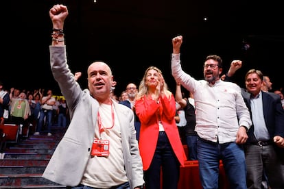 Desde la izquierda, el secretario general de CC OO, Unai Sordo, La vicepresidenta segunda del Gobierno, Yolanda Díaz; el secretario de Estado de Trabajo, Joaquín Pérez, y el directo del Instituto Cervantes, Luis García Montero.