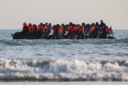 Migrantes africanos a bordo de un barco de contrabandistas intentan cruzar el Canal de la Mancha. 