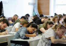 La falta de concreción en la oferta de empleo público complica el acuerdo con los sindicatos | Economía