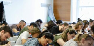 La falta de concreción en la oferta de empleo público complica el acuerdo con los sindicatos | Economía