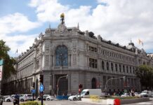 La deuda pública alcanza un récord de 1,66 billones en el primer trimestre, el 103,5% del PIB | Economía