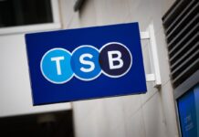 El Santander ofrece 2.700 millones al Sabadell para comprar su filial británica TSB, según Reuters | Economía