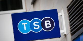 El Santander ofrece 2.700 millones al Sabadell para comprar su filial británica TSB, según Reuters | Economía