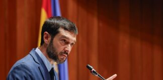 Consumo fuerza a Booking a retirar 4.000 anuncios ilegales de pisos turísticos | Empresas