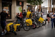 Un juez de Barcelona condena a Glovo por la situación de 3.572 falsos autónomos | Economía