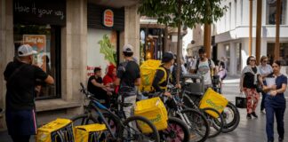 Bruselas multa a Glovo y Delivery Hero con 330 millones por pactar ‘no robarse’ trabajadores | Economía