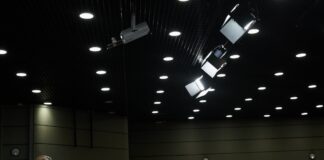 Bruselas denuncia a España ante la justicia europea por no aplicar las normas laborales de la UE de transparencia | Economía