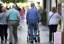 Bruselas recomienda a España elevar los ingresos para pagar las pensiones | Economía