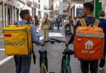 Just Eat carga contra Glovo en el juicio de los repartidores de comida: “Han erosionado los márgenes de toda la industria” | Economía