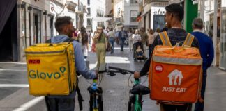 Just Eat carga contra Glovo en el juicio de los repartidores de comida: “Han erosionado los márgenes de toda la industria” | Economía
