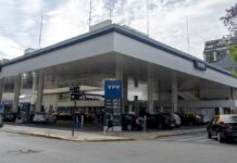 La justicia de Estados Unidos ordena a Argentina que entregue el 51% de las acciones de YPF