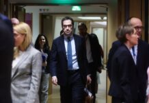 Bruselas ultima el quinto pago de los fondos europeos con dudas sobre su cuantía por no subir los impuestos al diésel | Economía