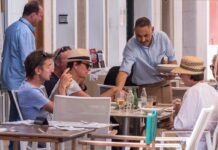 Los sindicatos amenazan con la huelga en la hostelería de Baleares a partir del 10 de julio | Economía