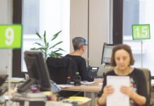 Gobierno y sindicatos centran en los funcionarios de rango intermedio la negociación sobre reclasificación de categorías | Economía