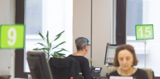 Gobierno y sindicatos centran en los funcionarios de rango intermedio la negociación sobre reclasificación de categorías | Economía