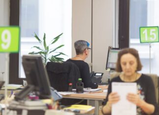 Gobierno y sindicatos centran en los funcionarios de rango intermedio la negociación sobre reclasificación de categorías | Economía