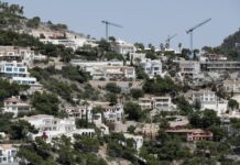 Bruselas abre un expediente a España por gravar las viviendas de los extranjeros no residentes | Economía