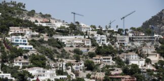 Bruselas abre un expediente a España por gravar las viviendas de los extranjeros no residentes | Economía