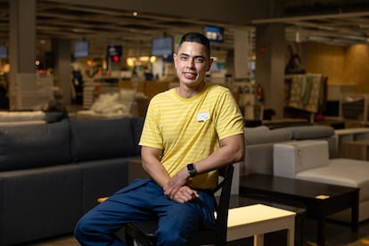 Jaime Mendoza, trabajador colombiano, en el IKEA de San Sebastian de los Reyes, el pasado 21 de mayo. 