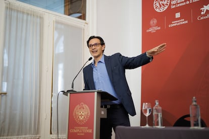 El Premio Nobel de la Paz 2017, Carlos Umaña, interviene durante los Cursos de Verano de El Escorial, en el Hotel Victoria, el 17 de julio de 2024, en San Lorenzo de El Escorial, Madrid (España).