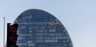 Tímida reacción de los bancos en Bolsa tras la decisión del Ejecutivo: el BBVA se mantiene y el Sabadell reduce las subidas | Mercados Financieros