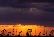 Locura en el mercado energético: el petróleo pasa de máximos a pinchar el 17% en 24 horas | Mercados Financieros