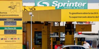 Hacienda obligará a las distribuidoras a pagar el IVA por adelantado para evitar el fraude de los carburantes | Economía