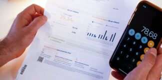 La fuerte bajada en el precio mayorista de la luz reduce el impacto por el apagón | Economía