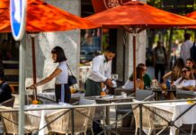 El paro registrado baja de los 2,5 millones por primera vez en 17 años | Economía