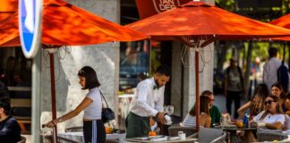 El paro registrado baja de los 2,5 millones por primera vez en 17 años | Economía