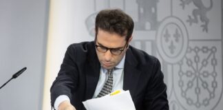 ¿Cómo afectan al BBVA las nuevas condiciones para la opa del Sabadell? Consejeros vigilados, blindaje a los trabajadores y a las sucursales | Economía