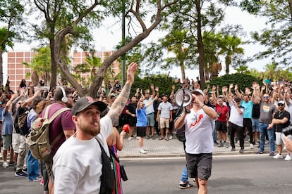 Los trabajadores del metal se concentran en la puerta de la Federación de Empresas del Metal de la Provincia de Cádiz , durante la manifestación realizada por las calles de la capital gaditana.
