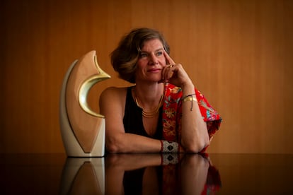 La economista Mariana Mazzucato, con el galardón del Premio de Economía Emilio Ontiveros. (Foto: JUAN BARBOSA)